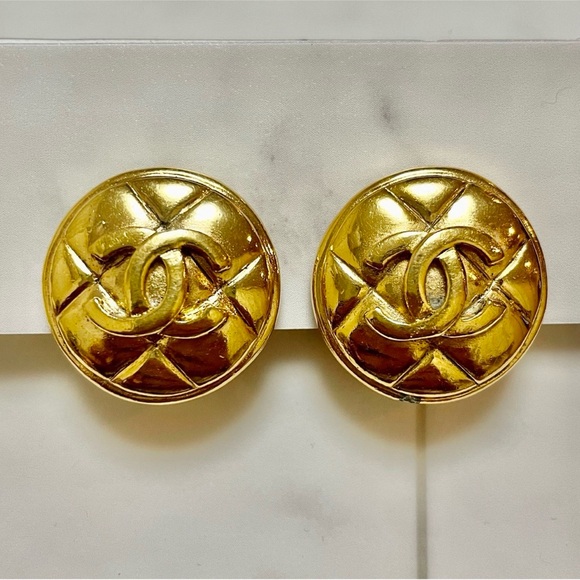 Gold quilted Chanel button earrings - Picture 10 of 11